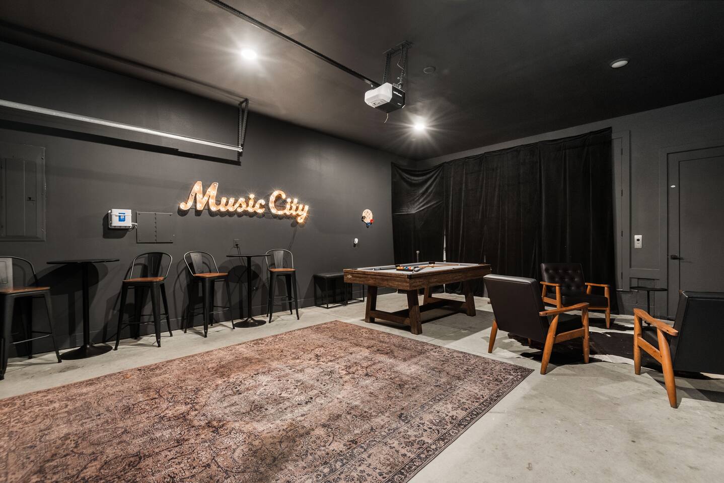 Rooftop Hot Tub + Views + 15 Beds + Game Room