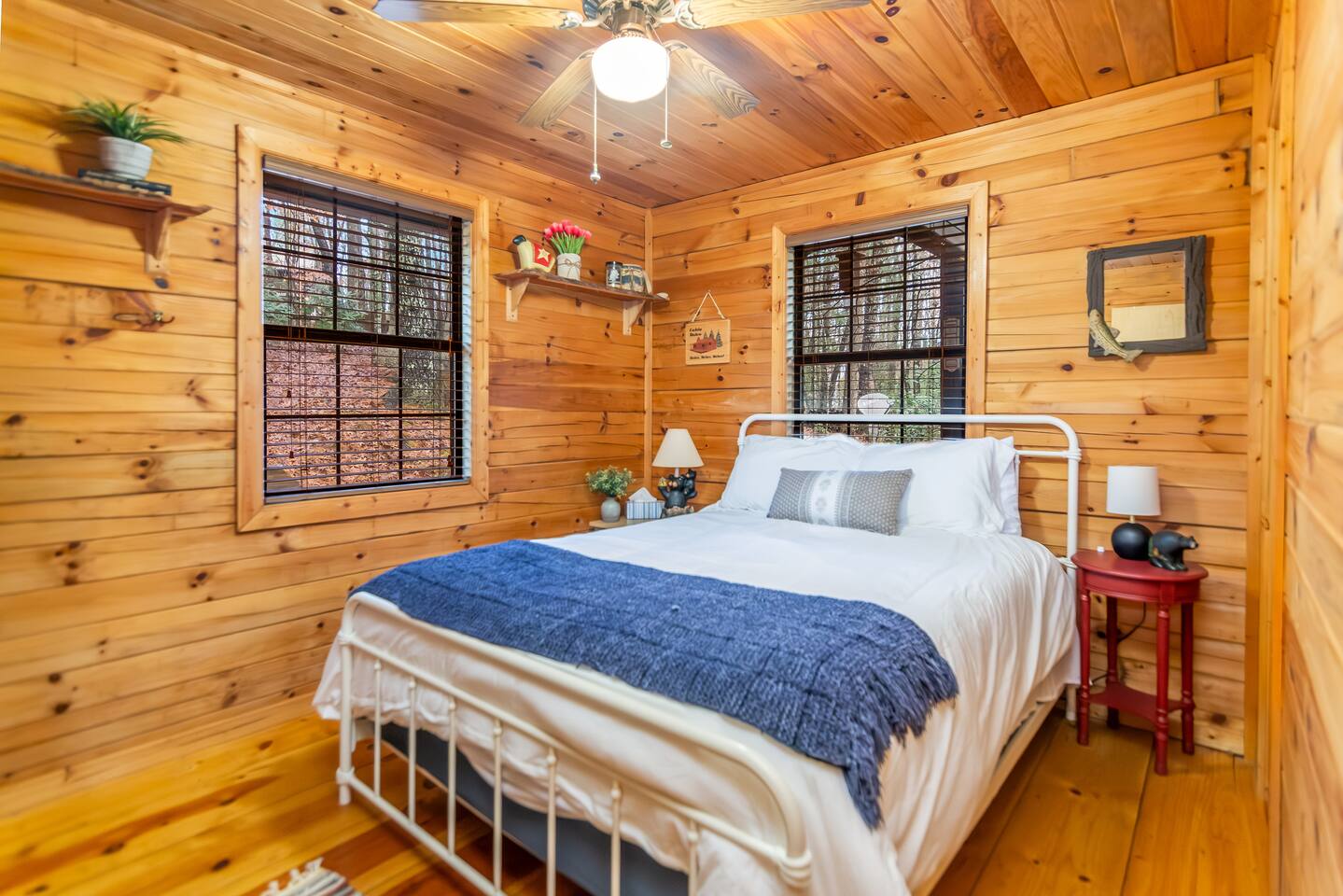Cozy Cabin • Fire Pit • Pets • Near Downtown