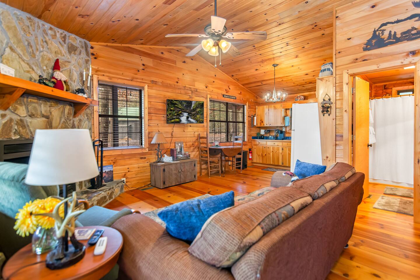 Cozy Cabin • Fire Pit • Pets • Near Downtown