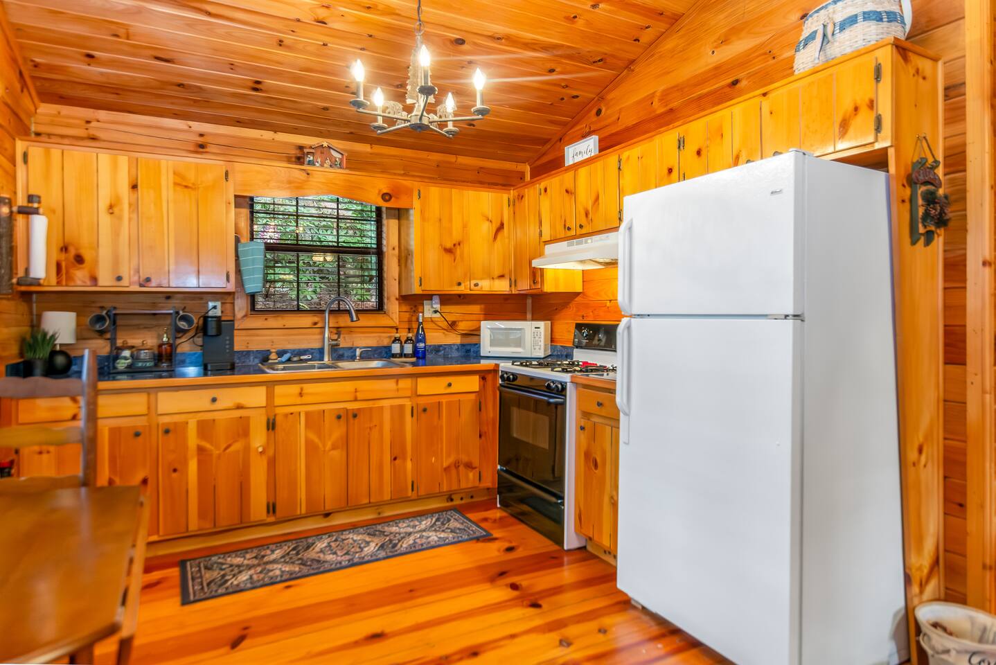 Cozy Cabin • Fire Pit • Pets • Near Downtown