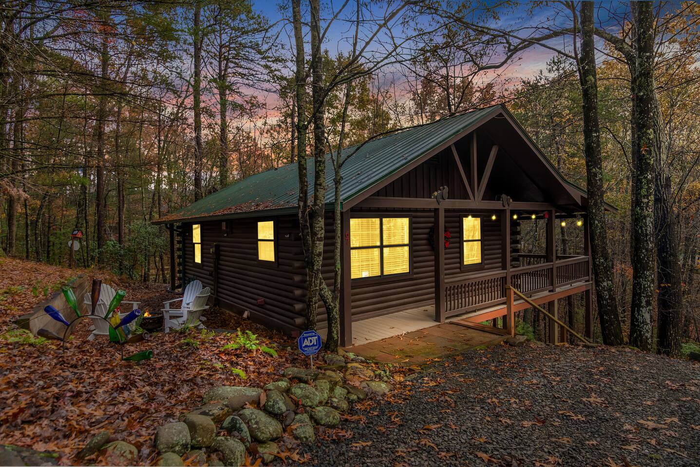 Cozy Cabin • Fire Pit • Pets • Near Downtown