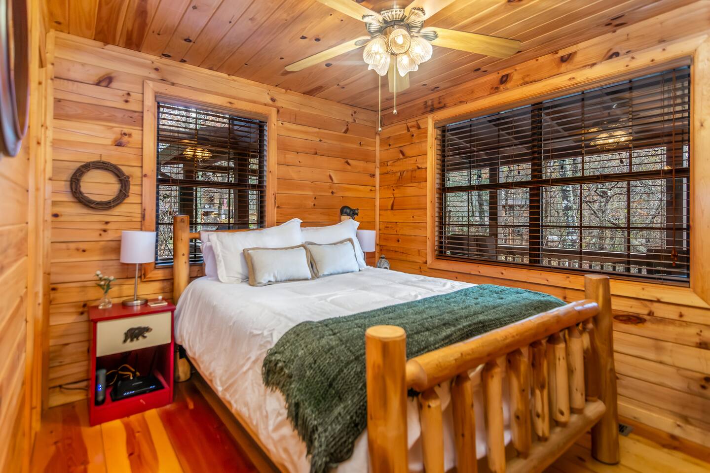 Cozy Cabin • Fire Pit • Pets • Near Downtown