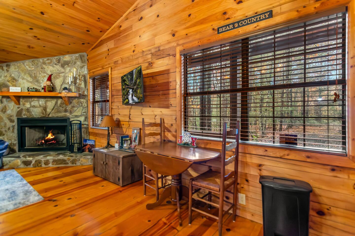 Cozy Cabin • Fire Pit • Pets • Near Downtown