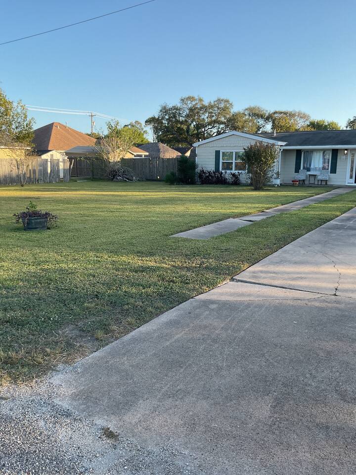 2BR La Marque Getaway - Family Friendly!
