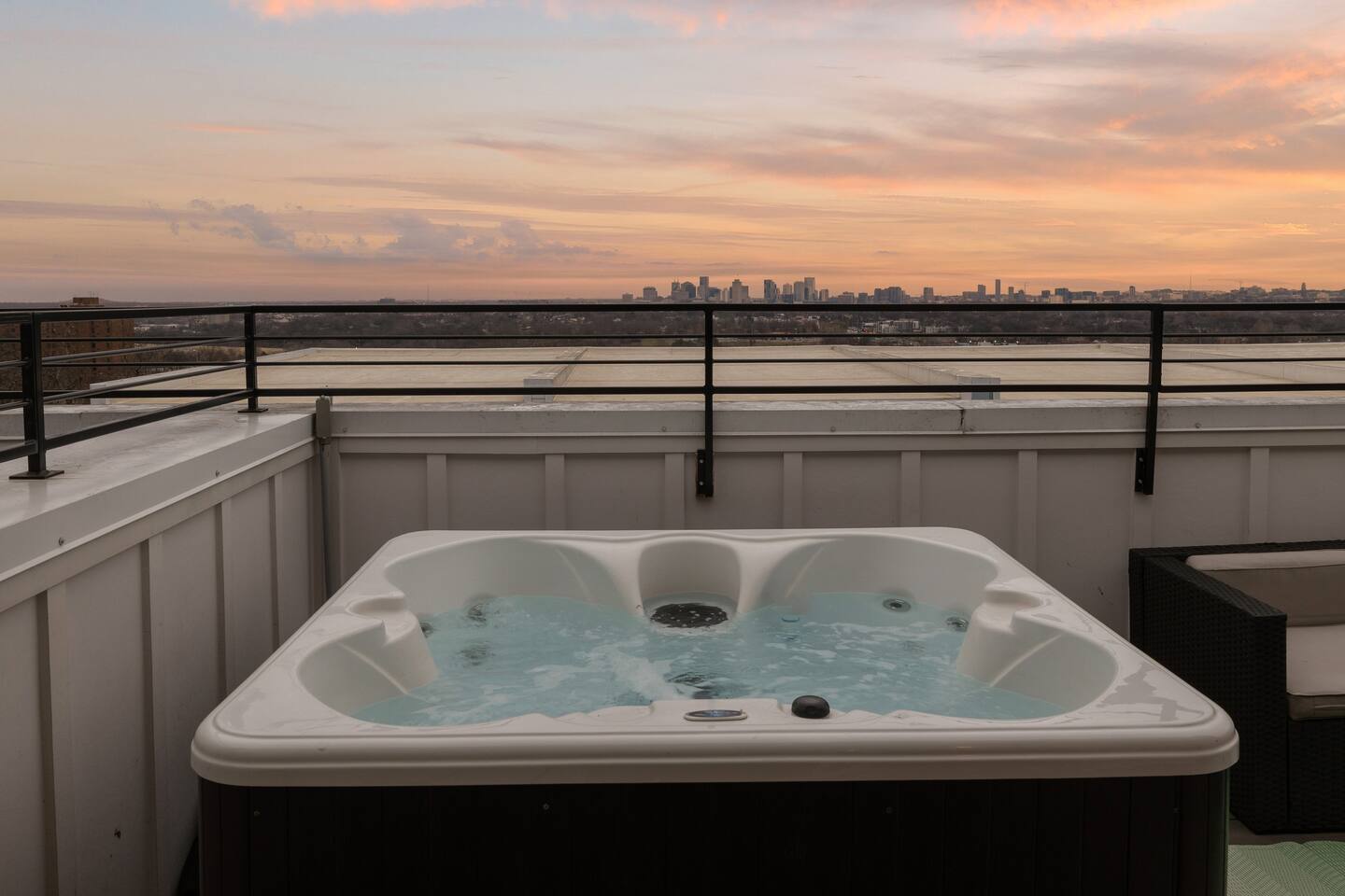 Peaceful 4-story retreat • Rooftop hot tub + Views