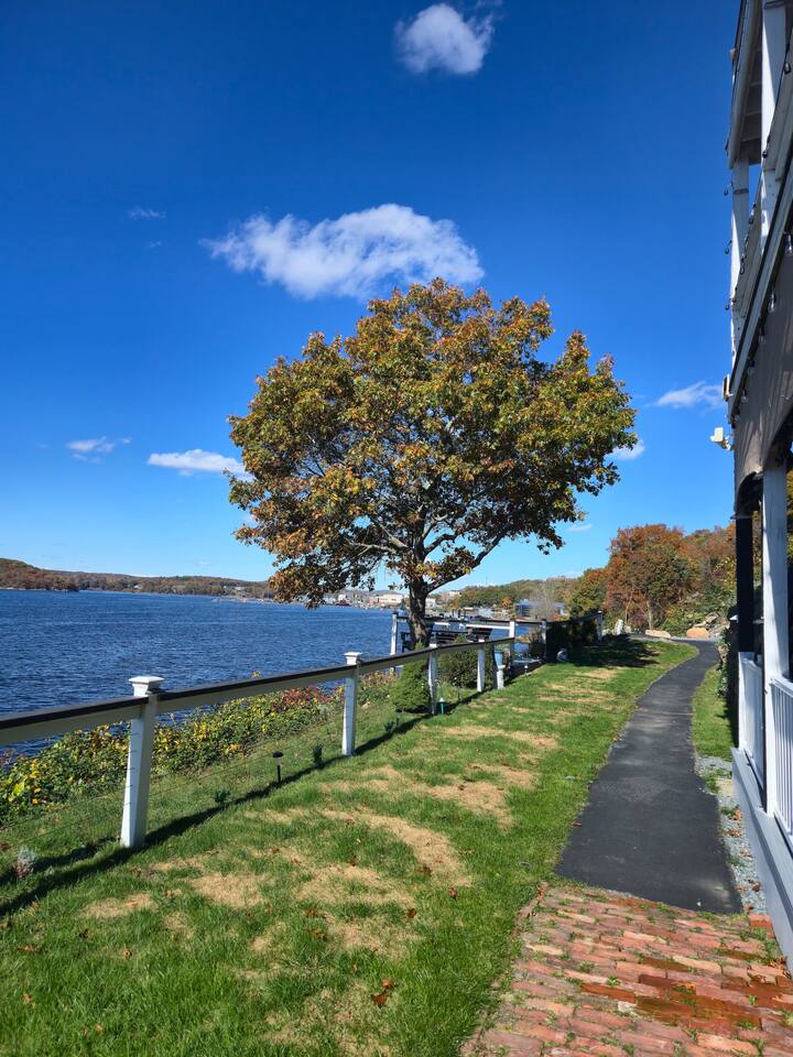 Comfortable Waterfront Walk Out!