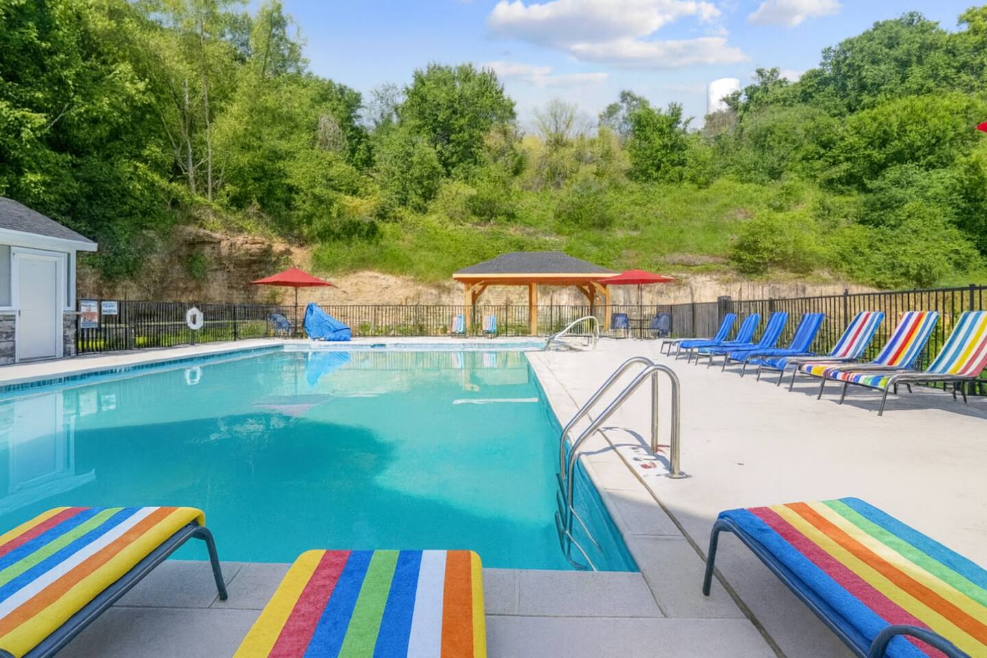 Prime location/views/2 min walk to pool/renovated