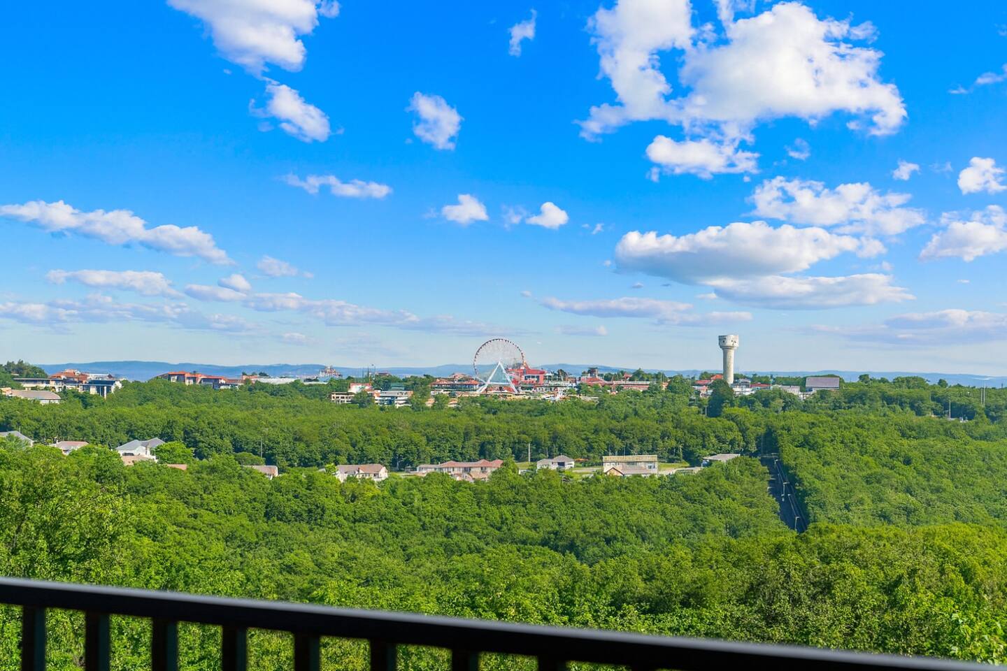 Prime location/views/2 min walk to pool/renovated