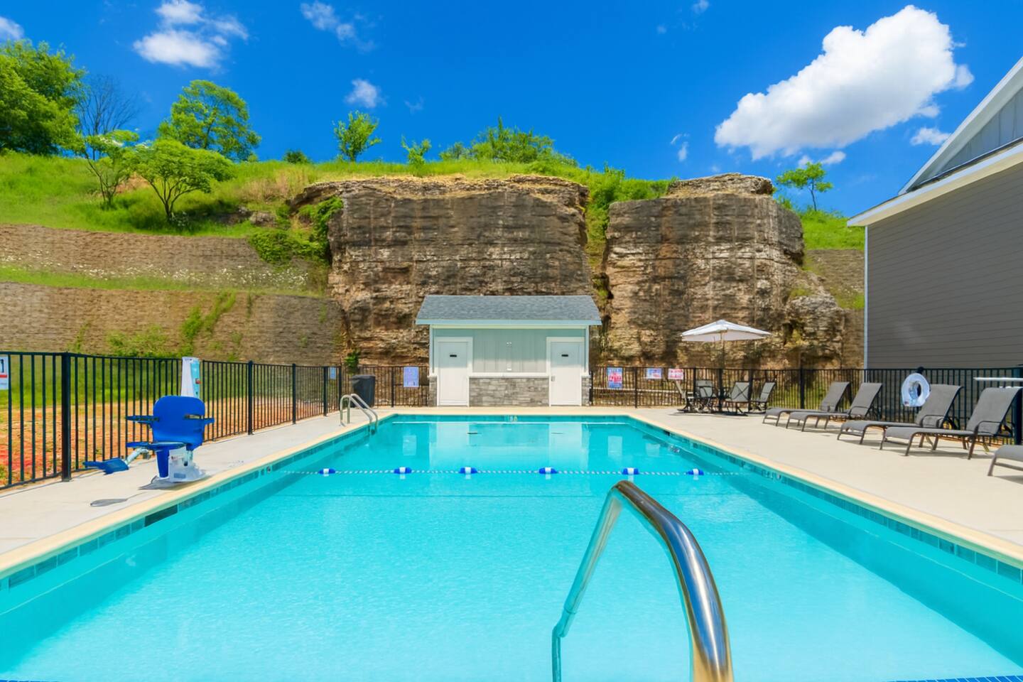 Prime location/views/2 min walk to pool/renovated — Branson — vacation rental