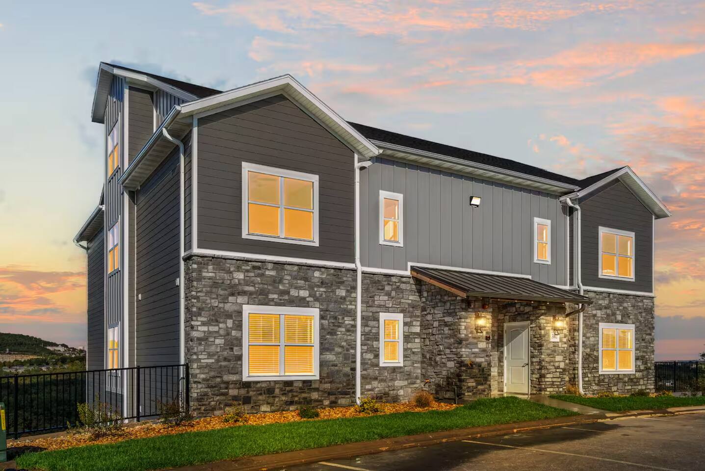 Prime location/views/2 min walk to pool/renovated