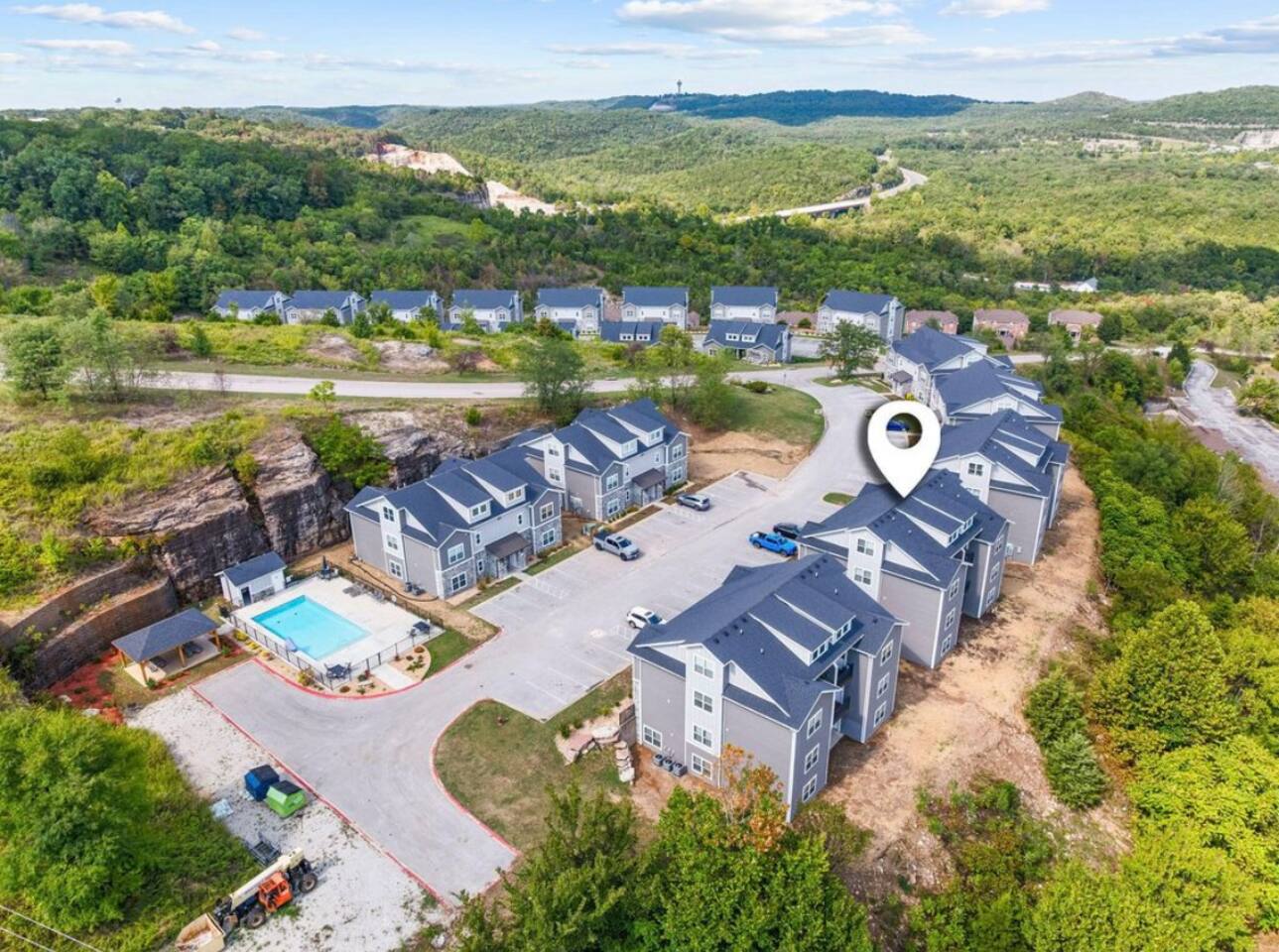 Prime location/views/2 min walk to pool/renovated