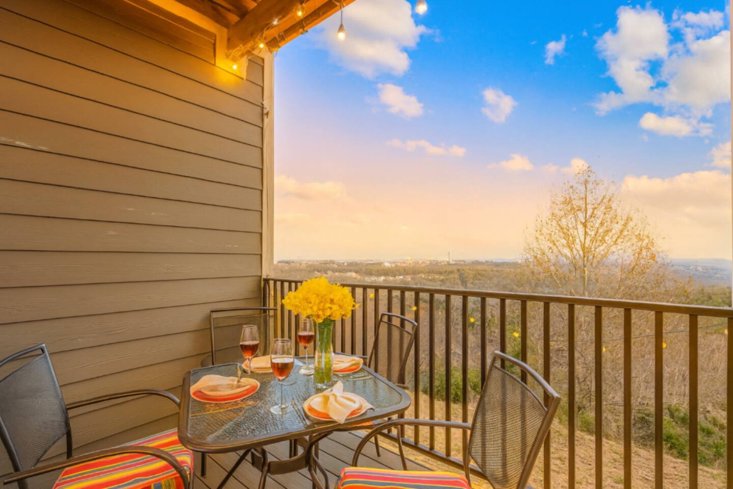 Prime location/views/2 min walk to pool/renovated