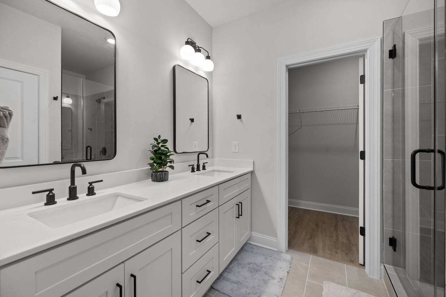 Luxury build - King Bed - Minutes to Uptown