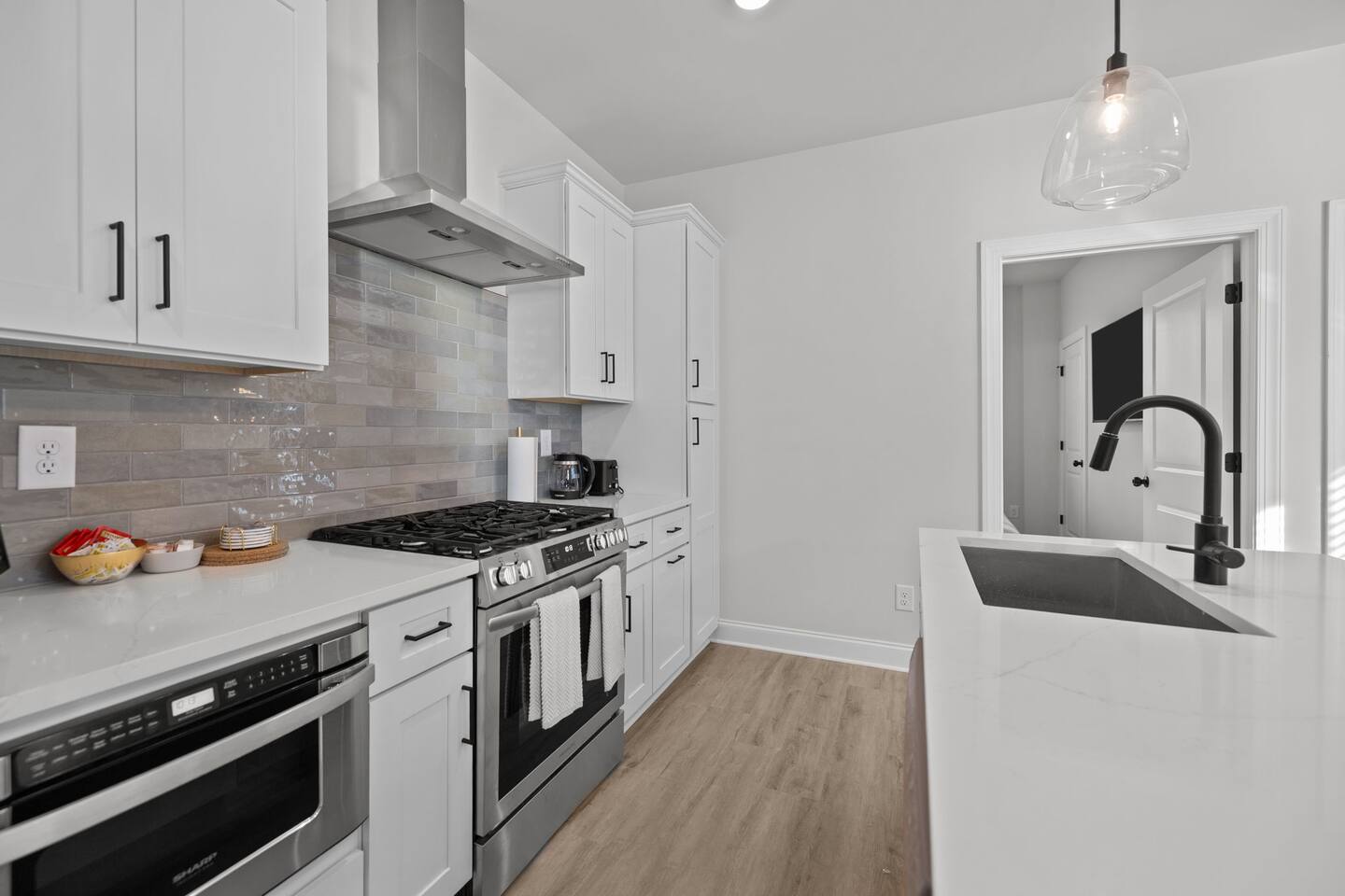 Luxury build - King Bed - Minutes to Uptown