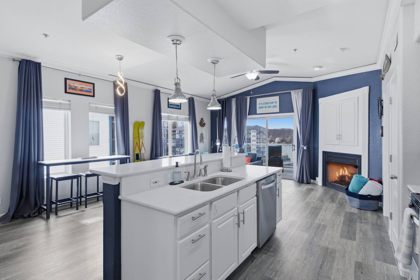 The Royal View*Fireplace*Newly Updated*No Stairs