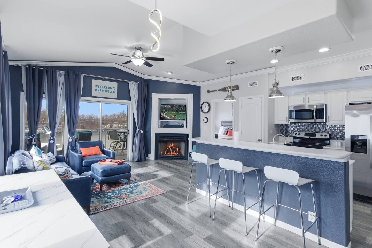 The Royal View*Fireplace*Newly Updated*No Stairs