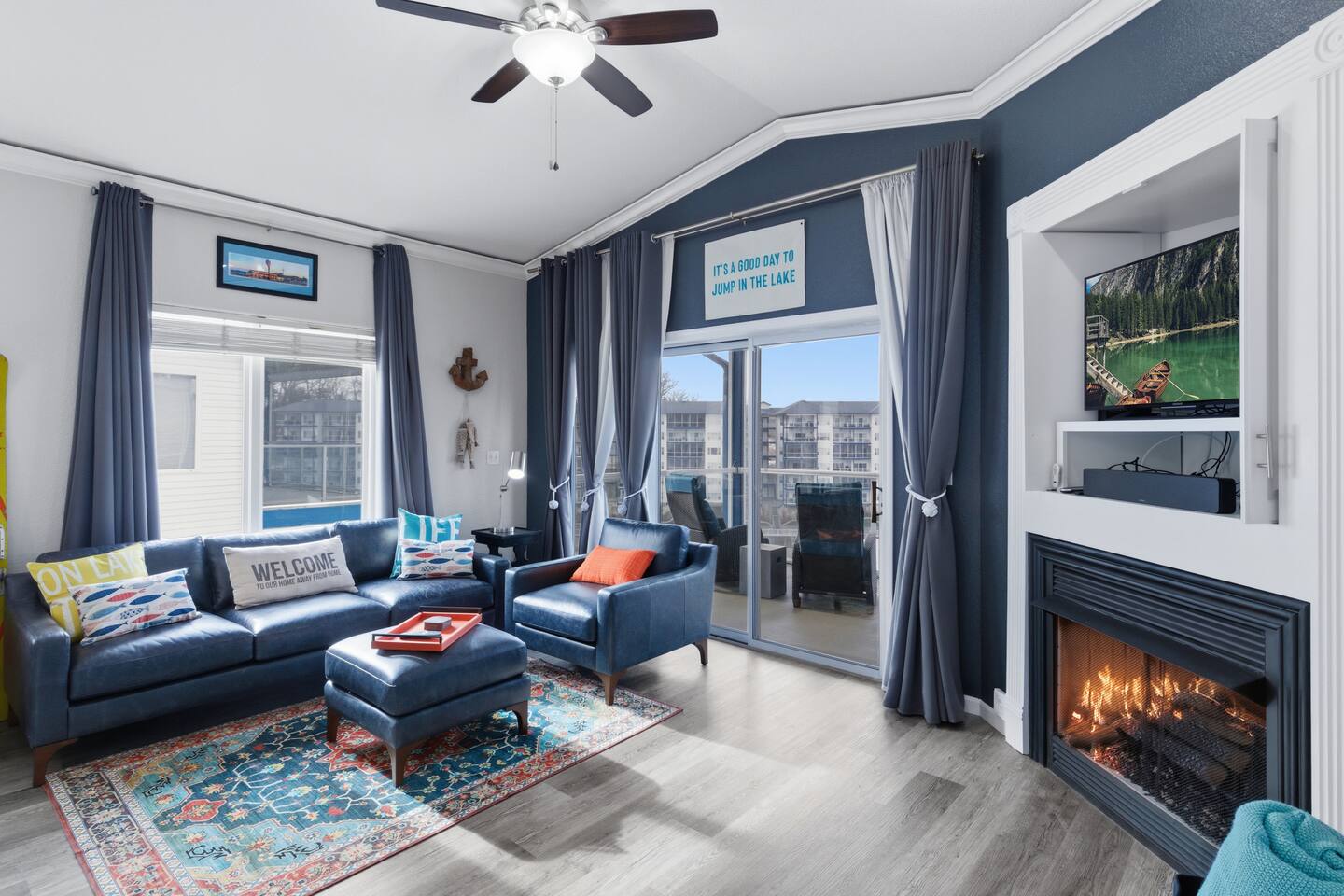 The Royal View*Fireplace*Newly Updated*No Stairs