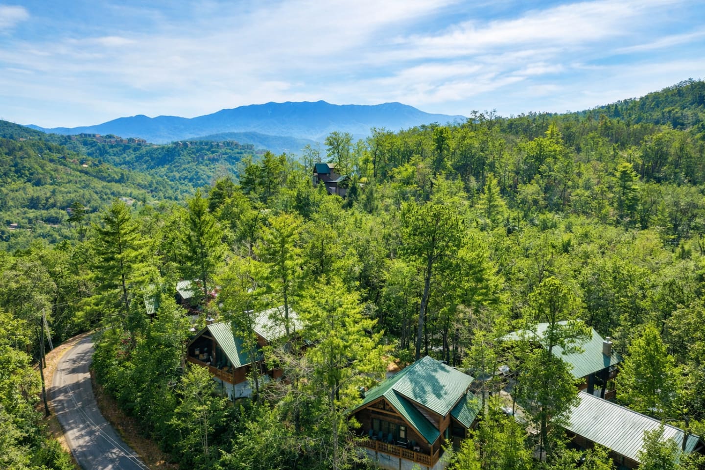 5 min to Gatlinburg, Hot Tub, Games, EV charger
