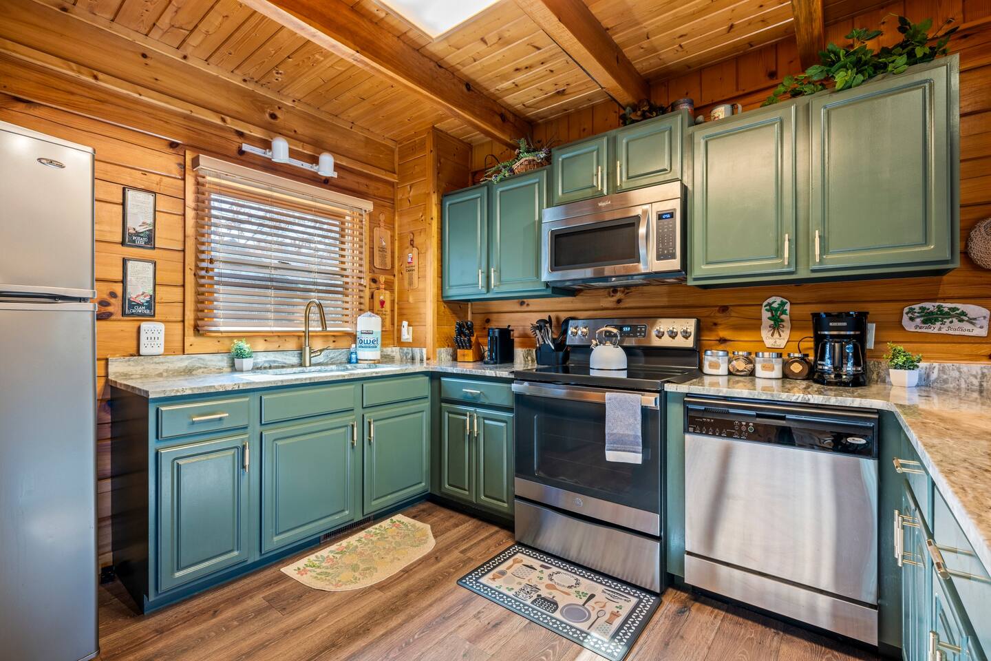 5 min to Gatlinburg, Hot Tub, Games, EV charger