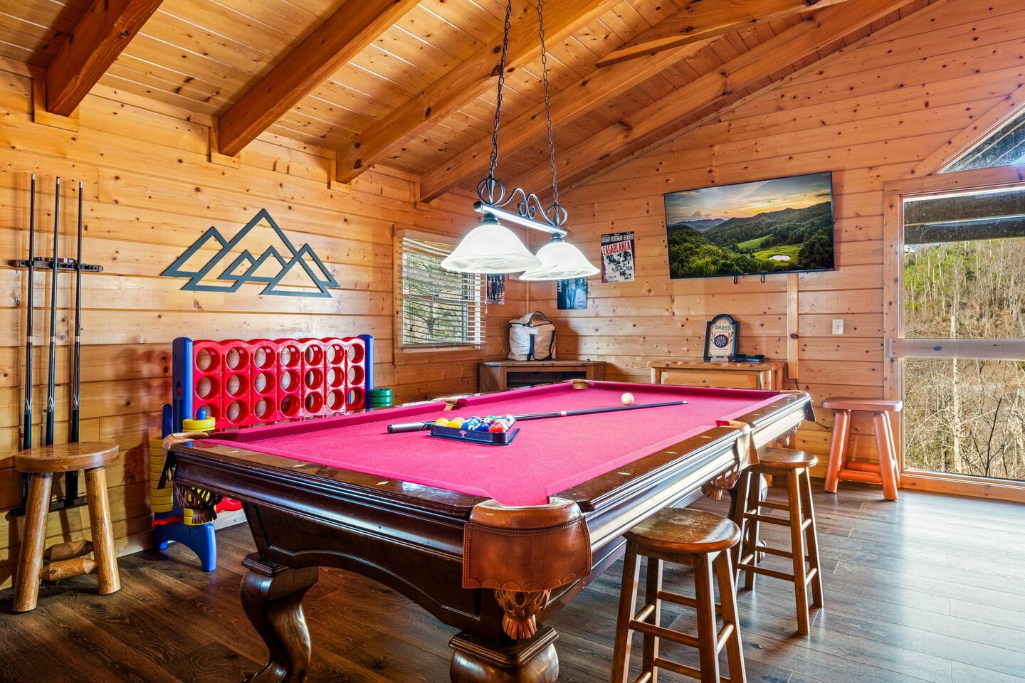 5 min to Gatlinburg, Hot Tub, Games, EV charger