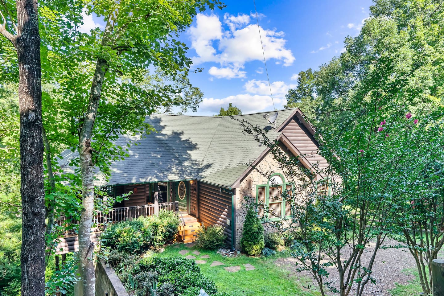 Fun and Serene Family Cabin & Huge Deck