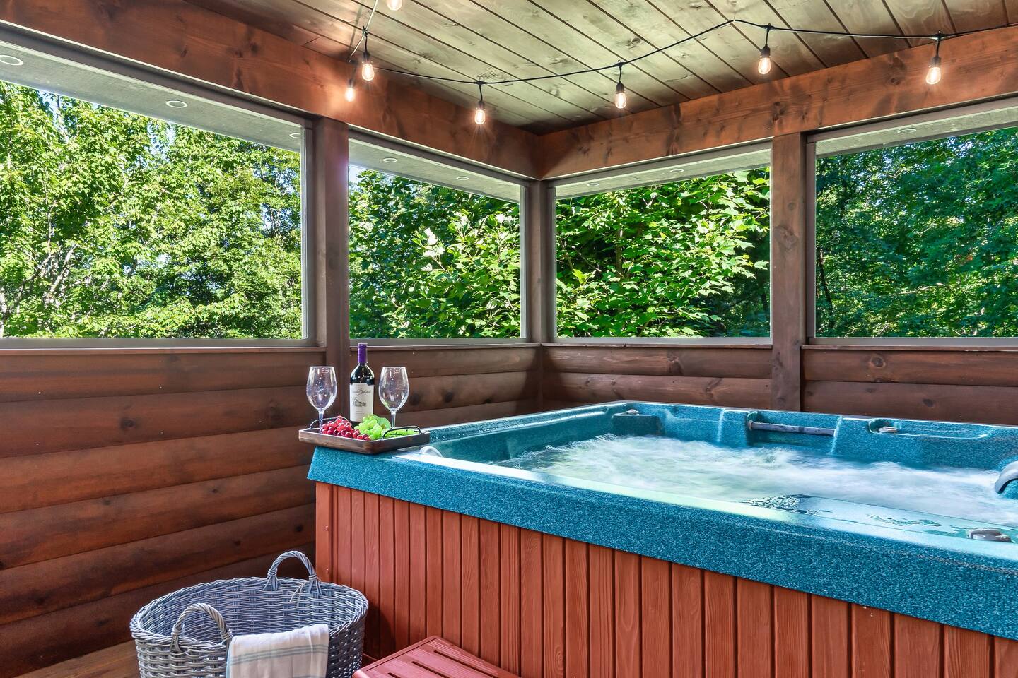 Fun and Serene Family Cabin & Huge Deck