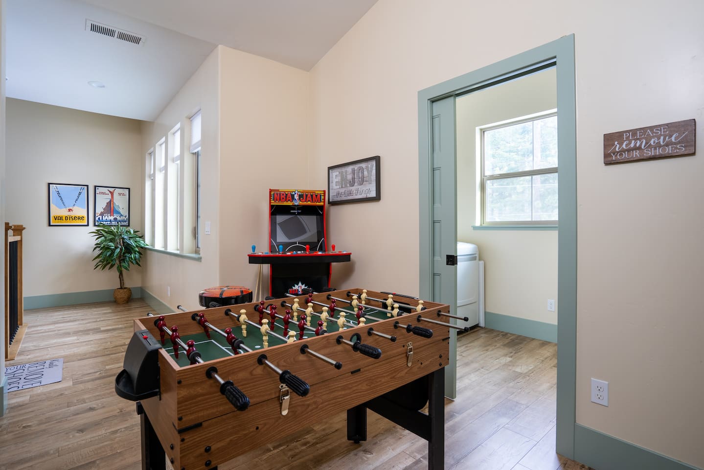 Luxurious Tahoe Escape: HotTub, Arcade, Fireplace+