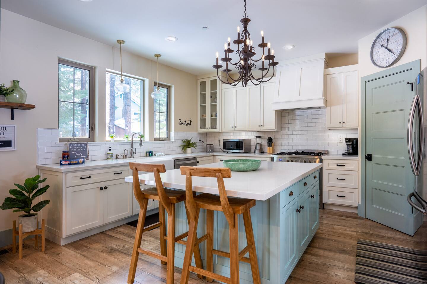 Luxurious Tahoe Escape: HotTub, Arcade, Fireplace+
