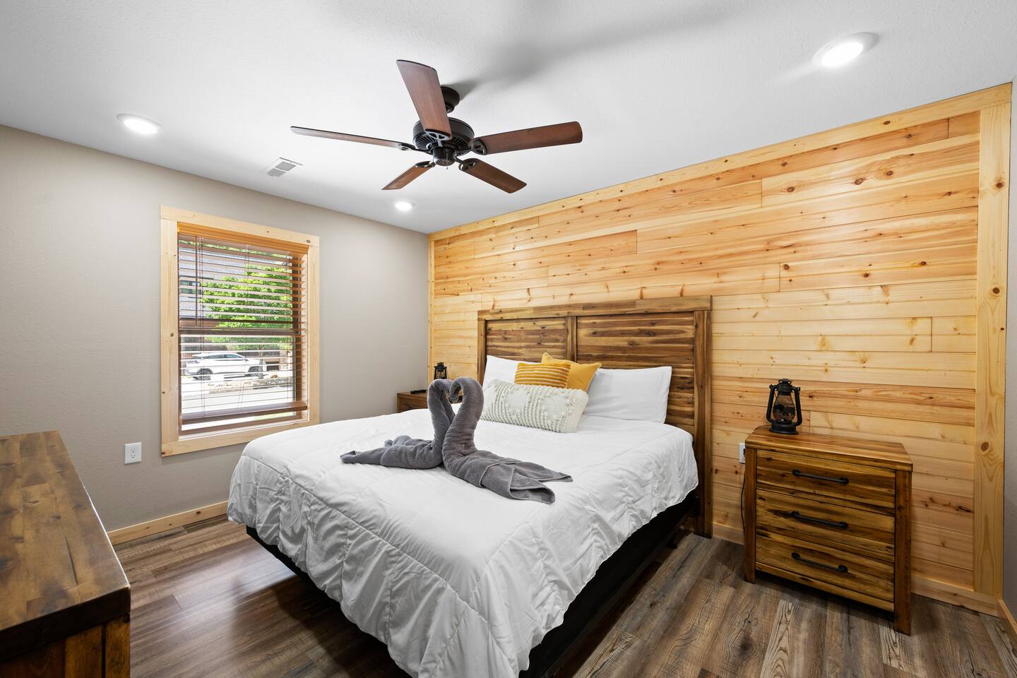 New Creekside Escape: Location, HotTub, Firepit+