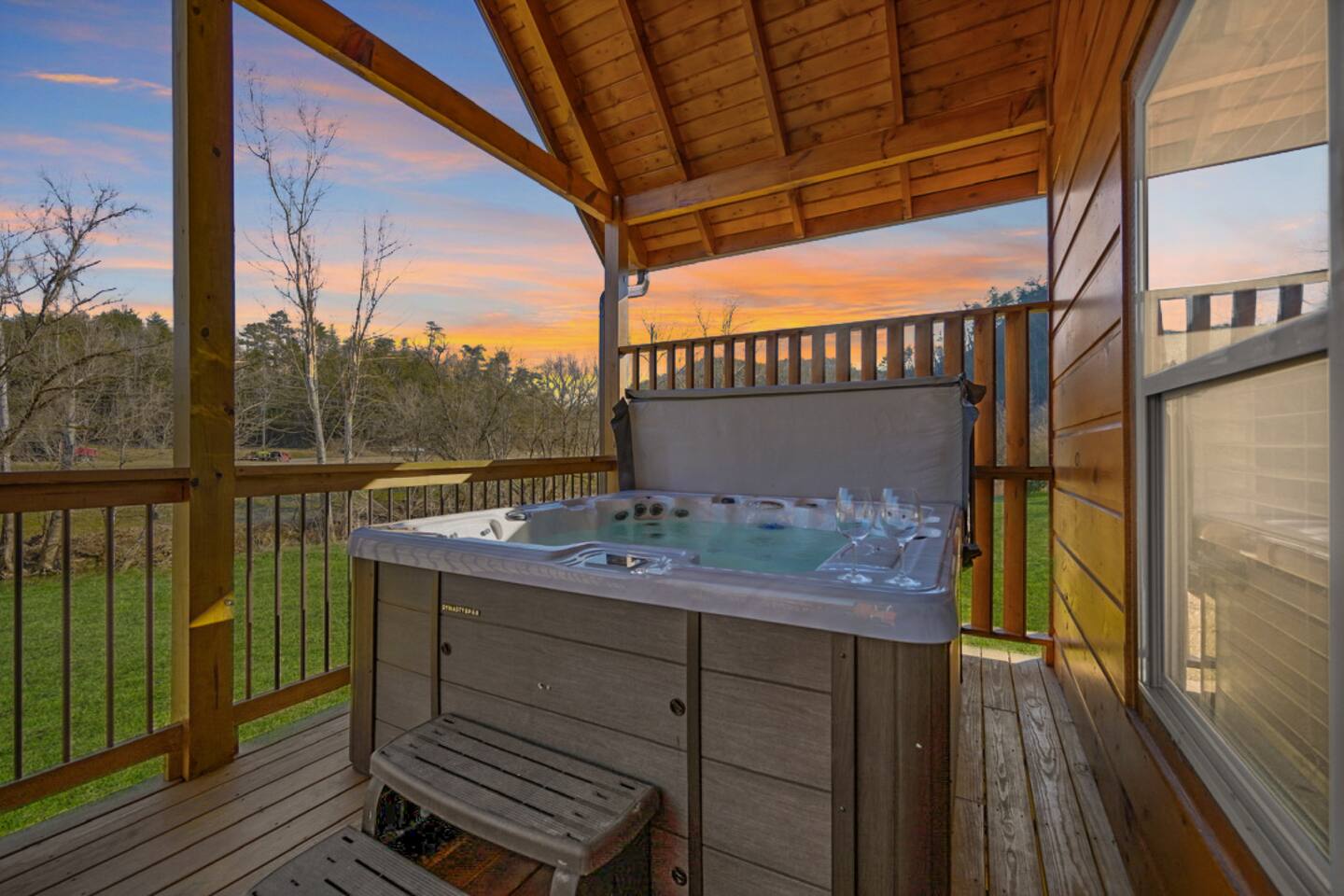 New Creekside Escape: Location, HotTub, Firepit+