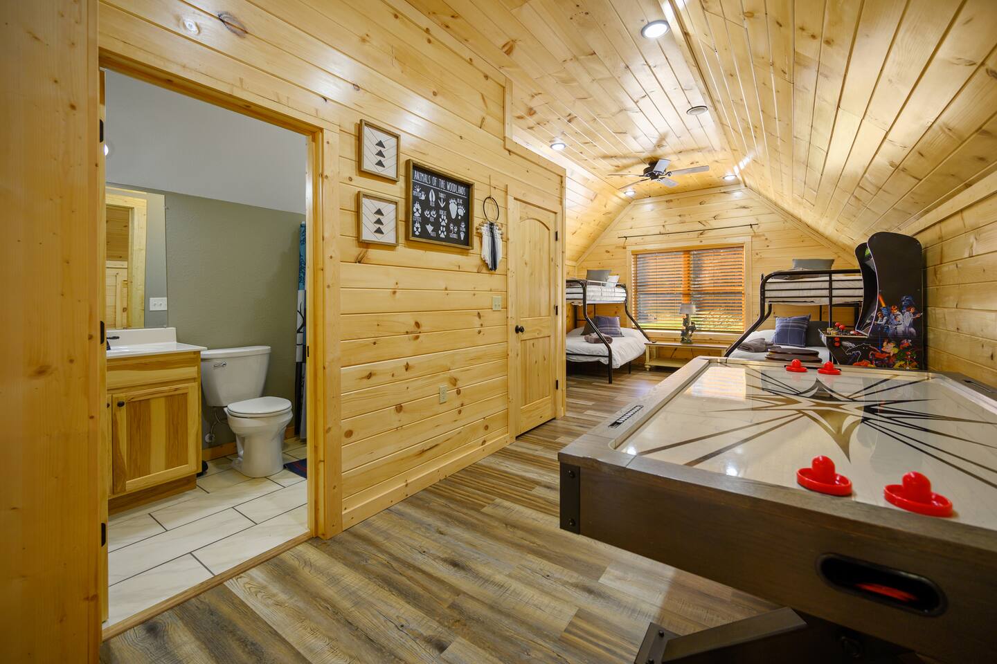 New Creekside Escape: Location, HotTub, Firepit+