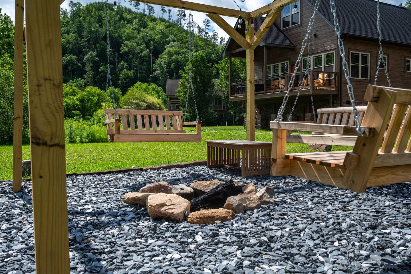 New Creekside Escape: Location, HotTub, Firepit+