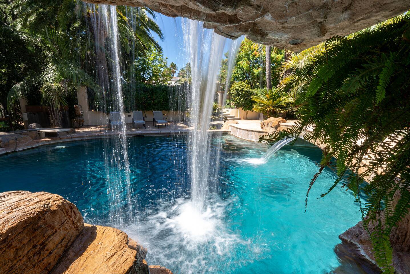 Private Vineyard Resort: slide, waterfalls, cabana
