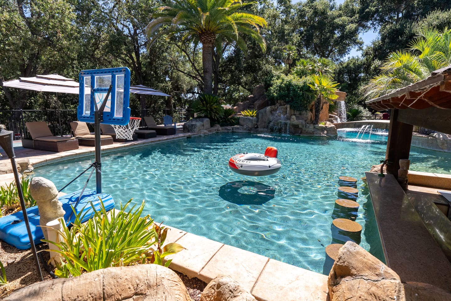 Private Vineyard Resort: slide, waterfalls, cabana