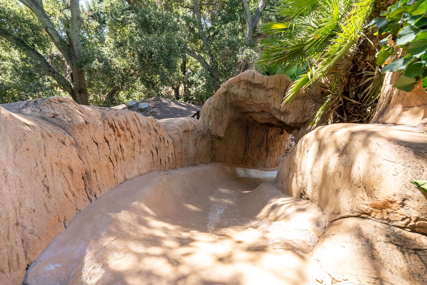 Private Vineyard Resort: slide, waterfalls, cabana