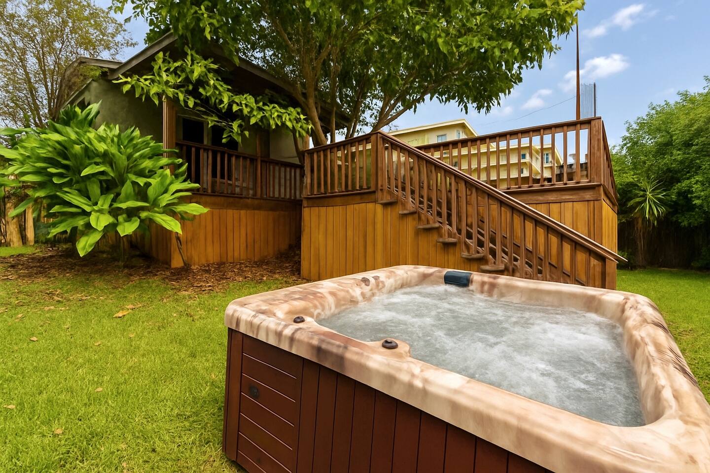 Heart of S Tampa- Hot Tub, Private Backyard, Fire Pit, Grill, 5 min to Beach