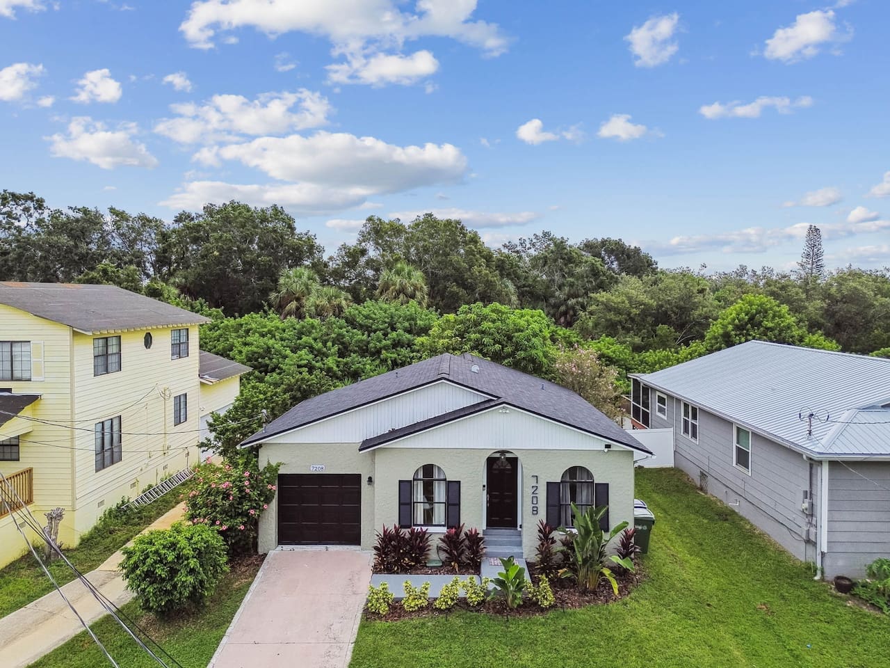 Heart of S Tampa- Hot Tub, Private Backyard, Fire Pit, Grill, 5 min to Beach