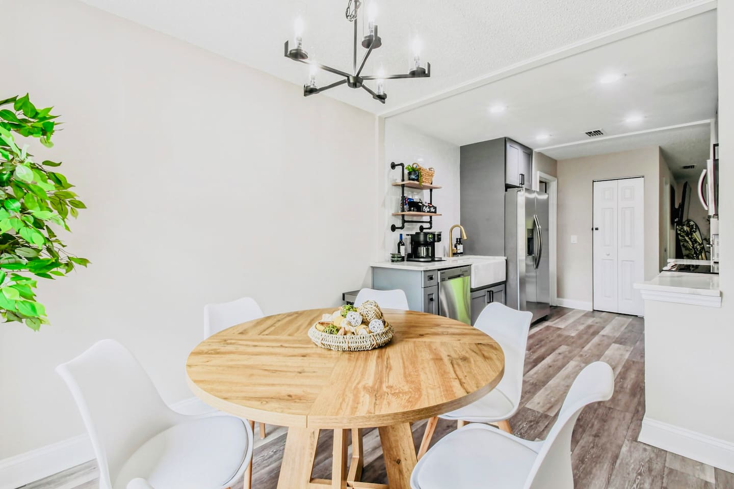Heart of S Tampa- Hot Tub, Private Backyard, Fire Pit, Grill, 5 min to Beach
