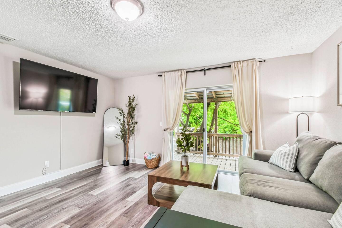 Heart of S Tampa- Hot Tub, Private Backyard, Fire Pit, Grill, 5 min to Beach
