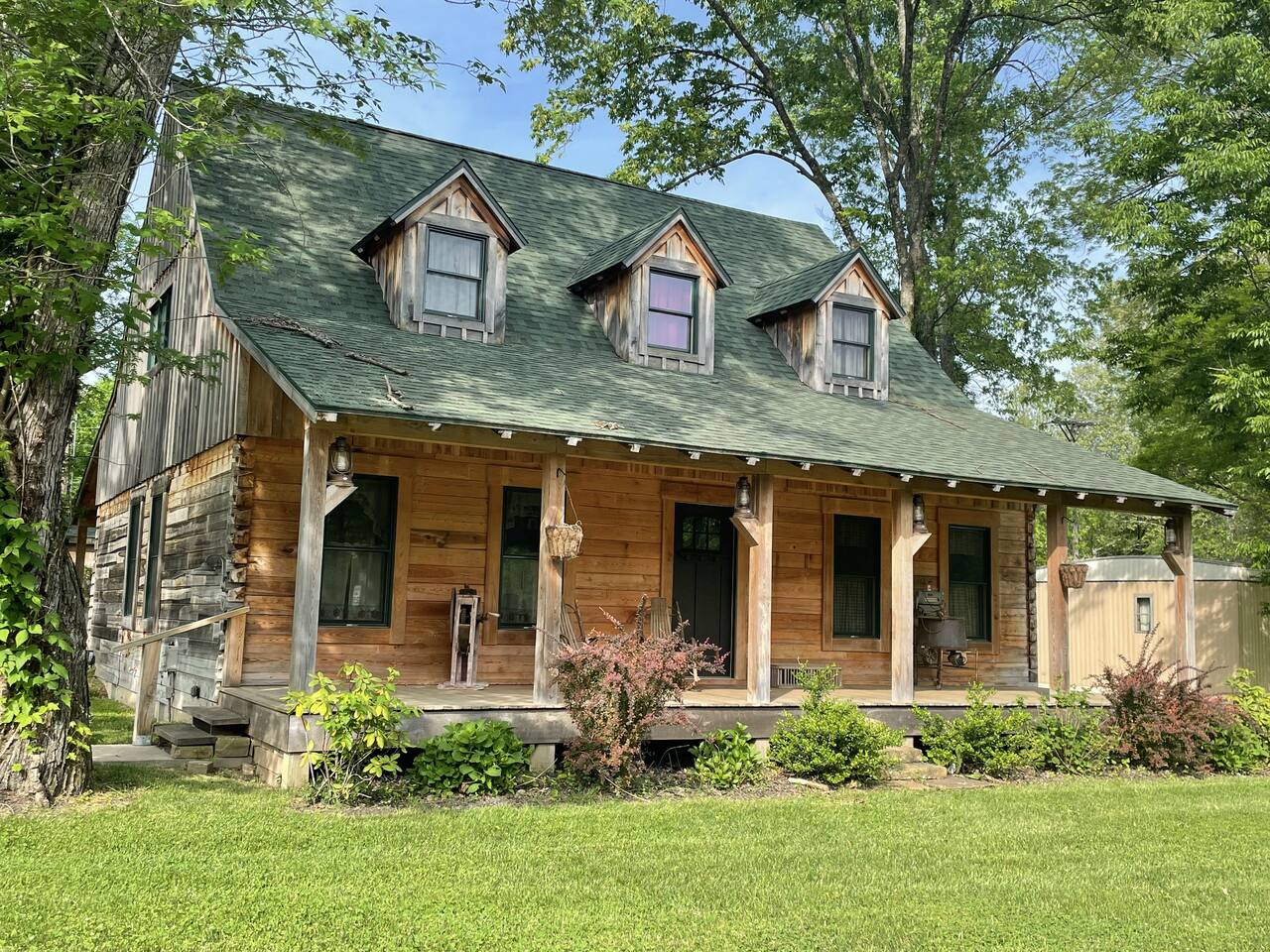 Gorgeous cabin, fire pit, river access, family fun