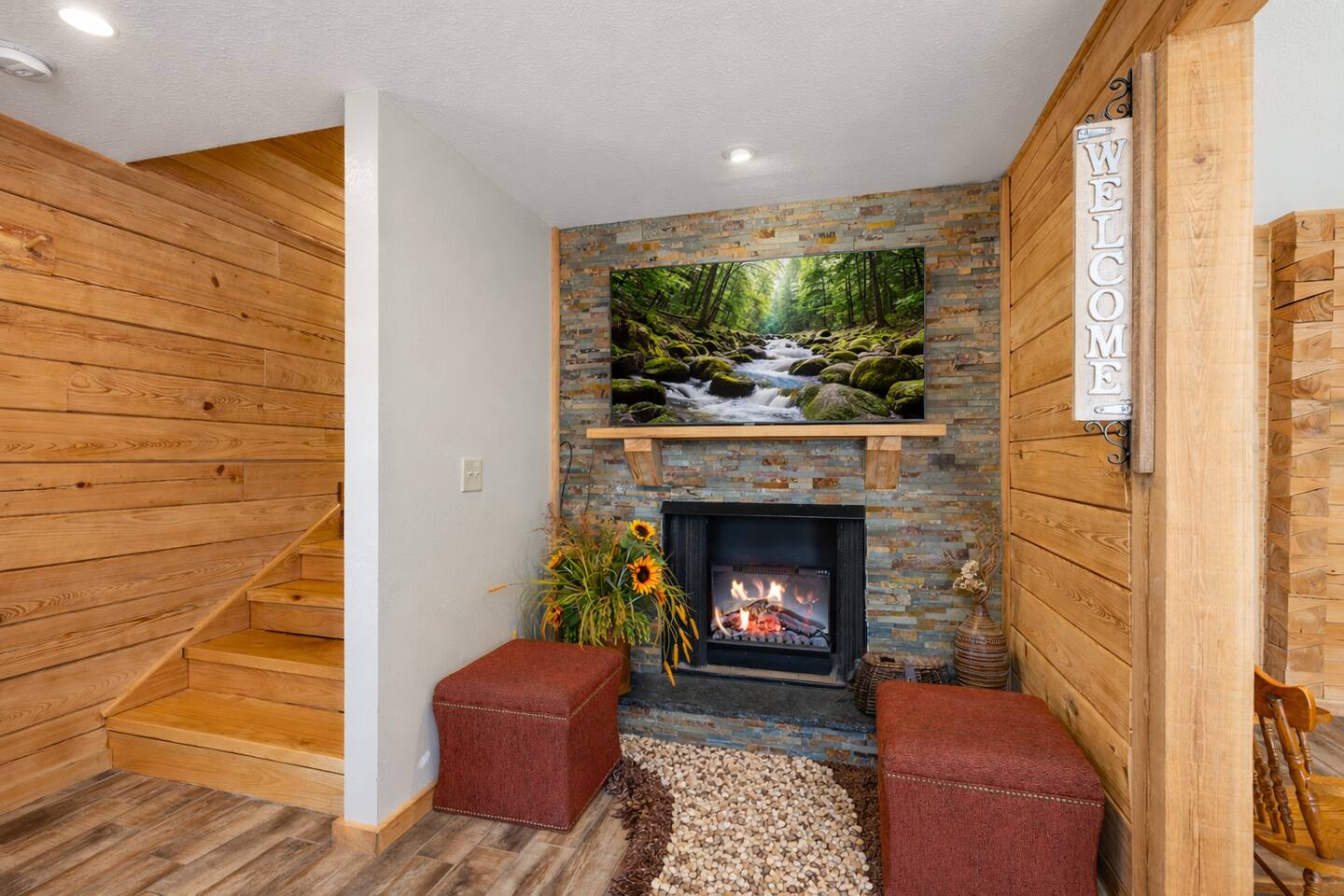 Gorgeous cabin, fire pit, river access, family fun