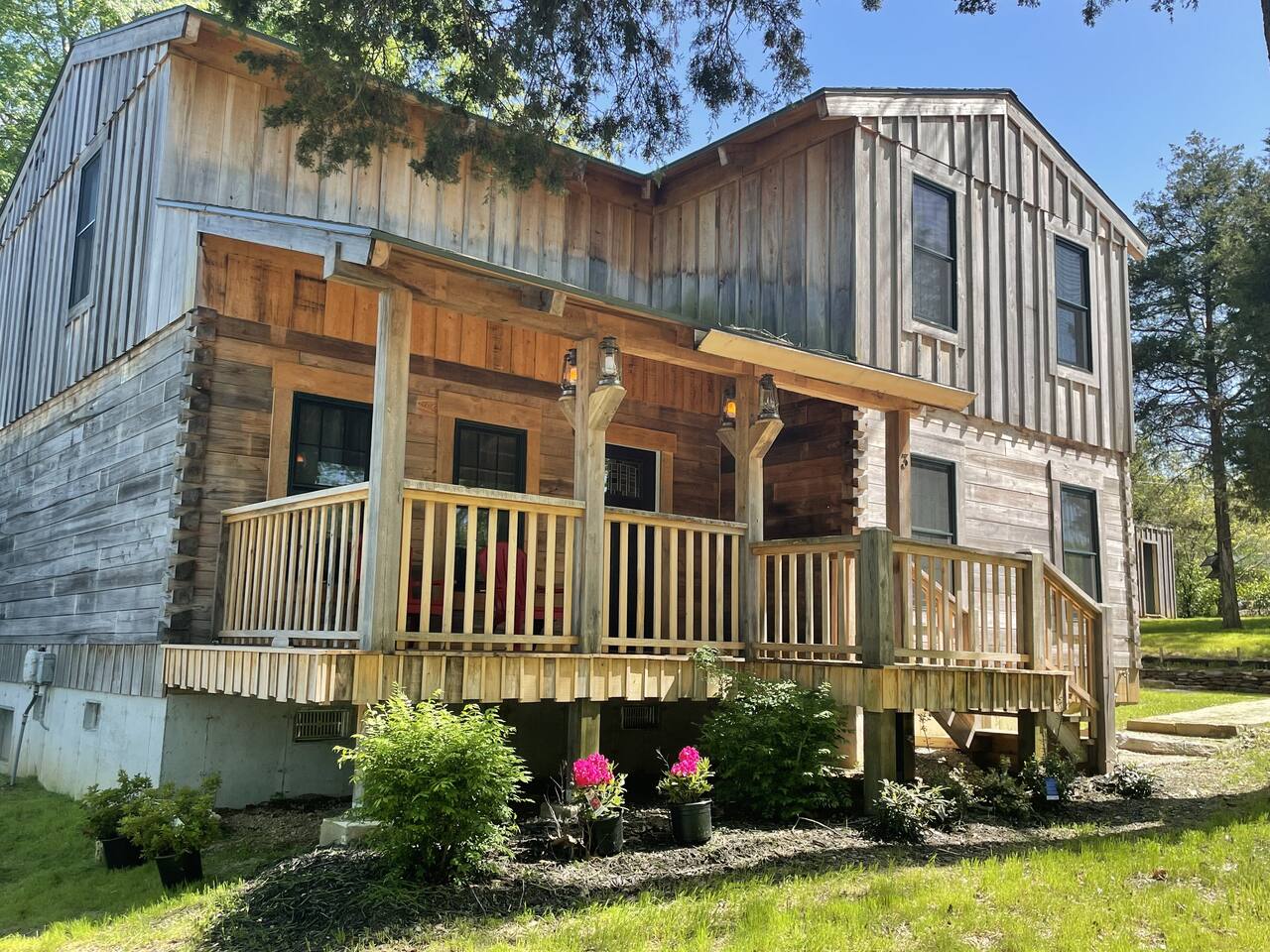 3 en-suites, family cabin, fire pit, river access