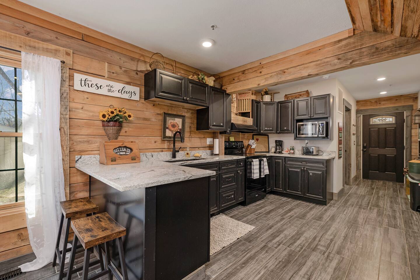 3 en-suites, family cabin, fire pit, river access