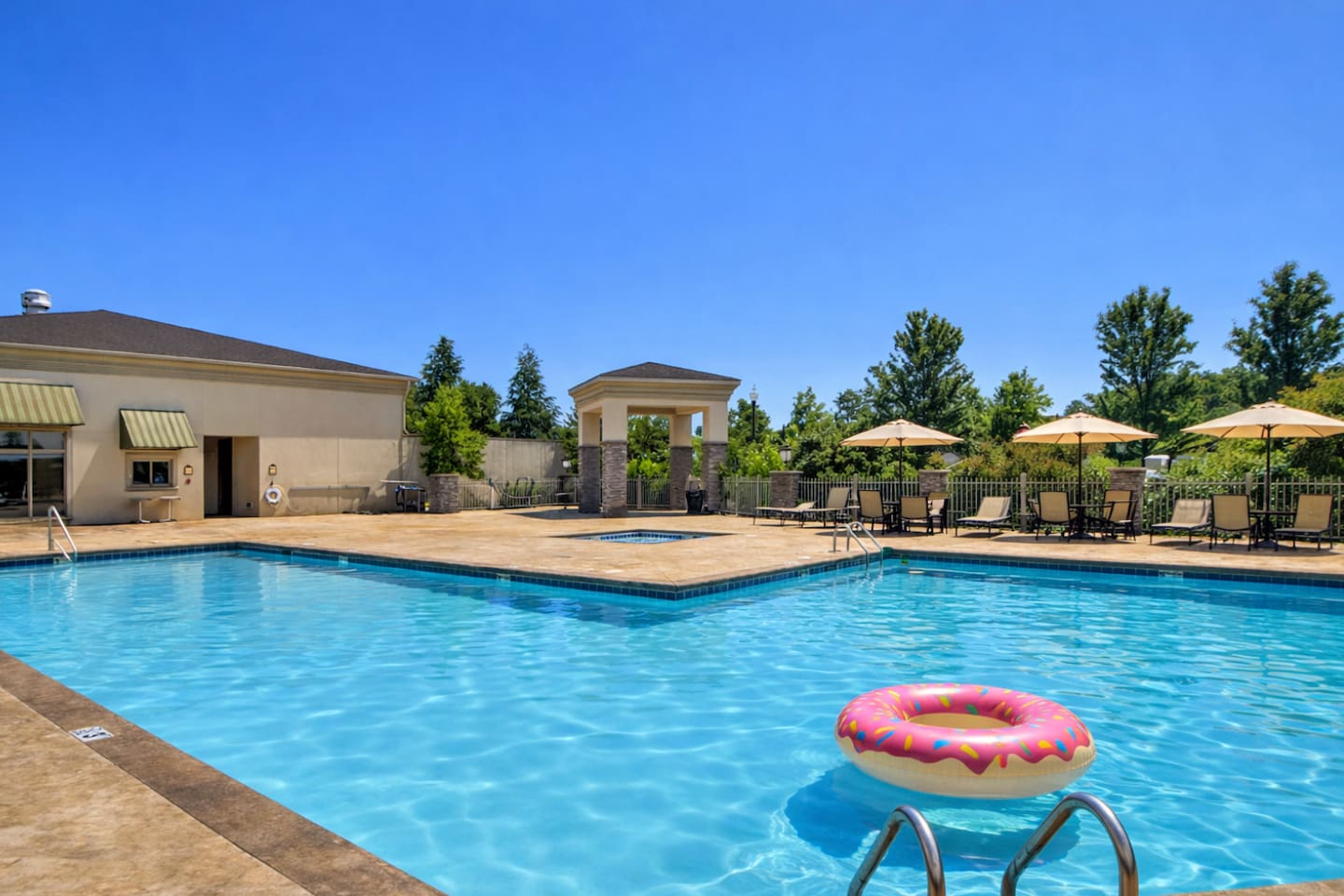 Prime location, golf, pool, bedrooms with en-suite