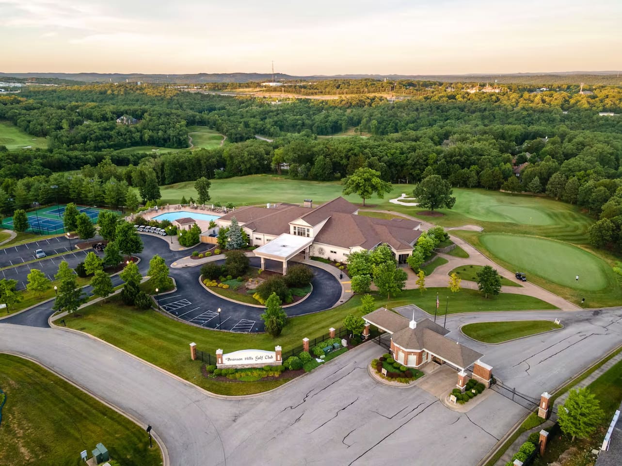 Prime location, golf, pool, bedrooms with en-suite