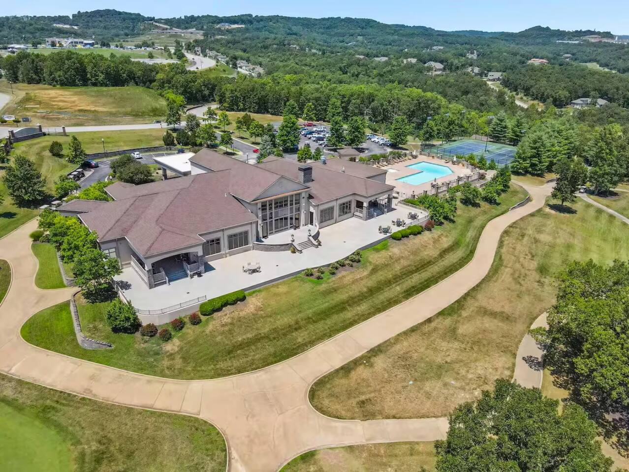 Prime location, golf, pool, bedrooms with en-suite