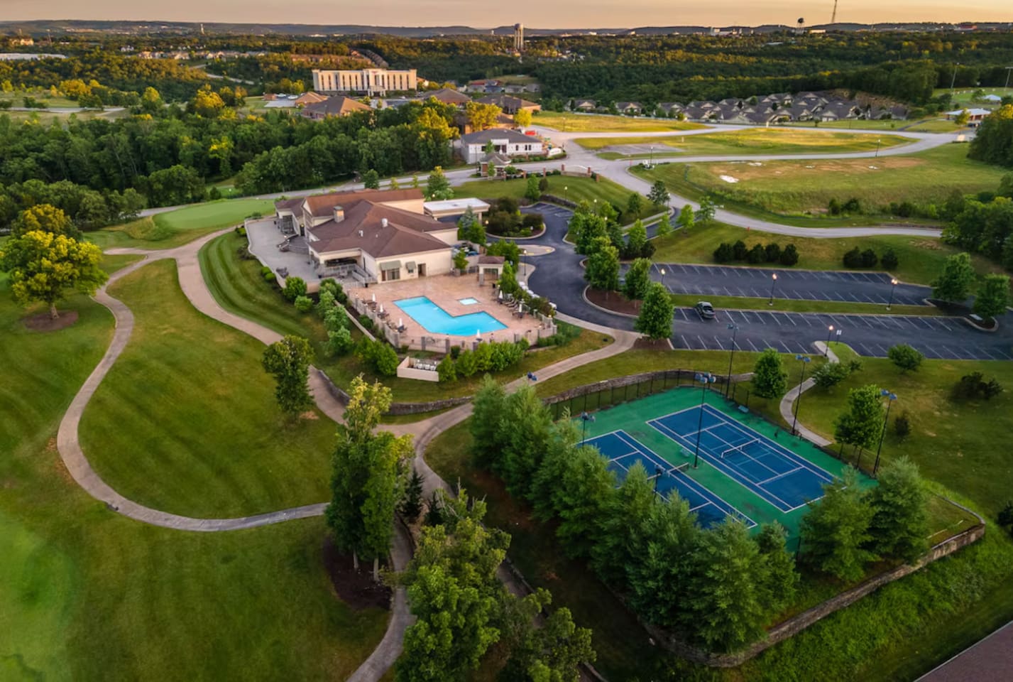 Prime location, golf, pool, bedrooms with en-suite