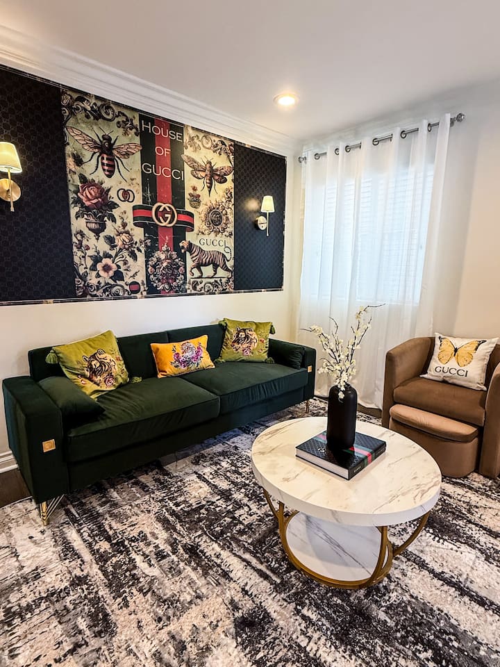 Gucci Glam Hideaway: Free parking*Heart of LA