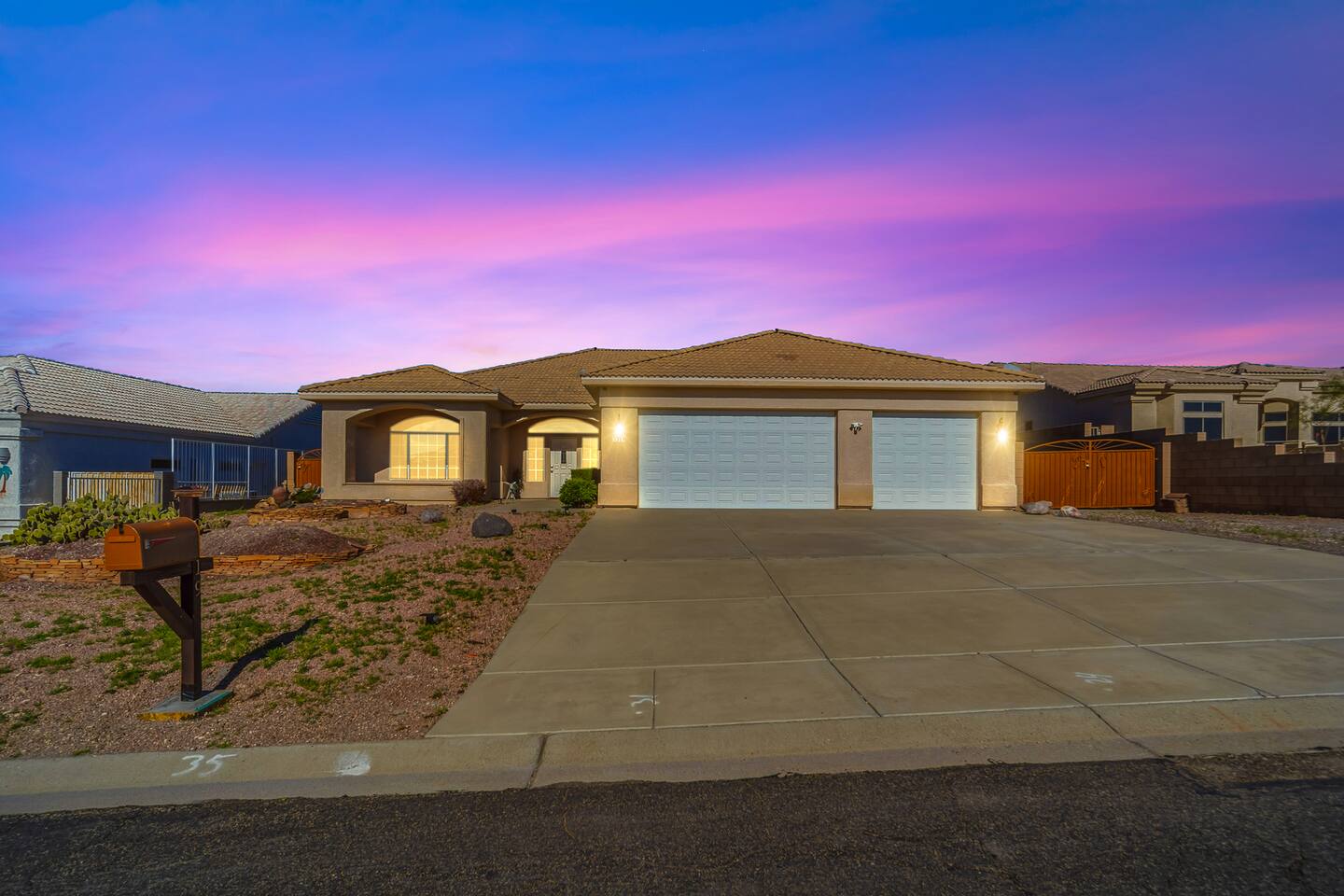 5 Mins to Laughlin! | 4 bd | Sleeps 10 | Firepit