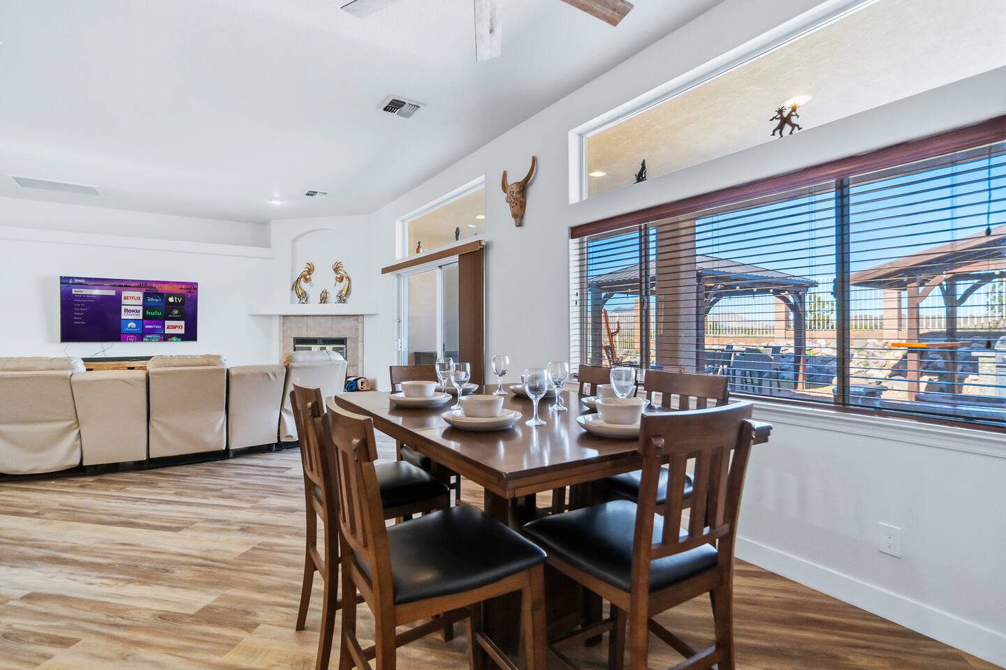5 Mins to Laughlin! | 4 bd | Sleeps 10 | Firepit